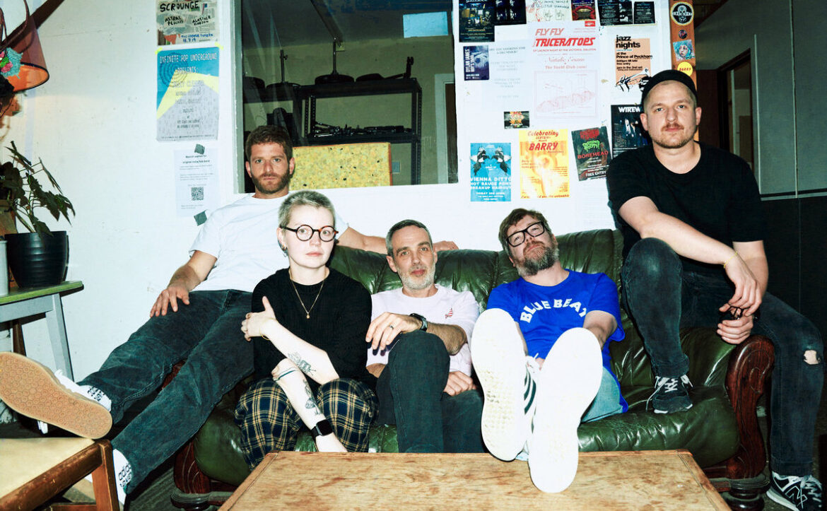 ロンドンの5人組、Thee Alcoholicsがニュー・アルバムのリリースを発表
