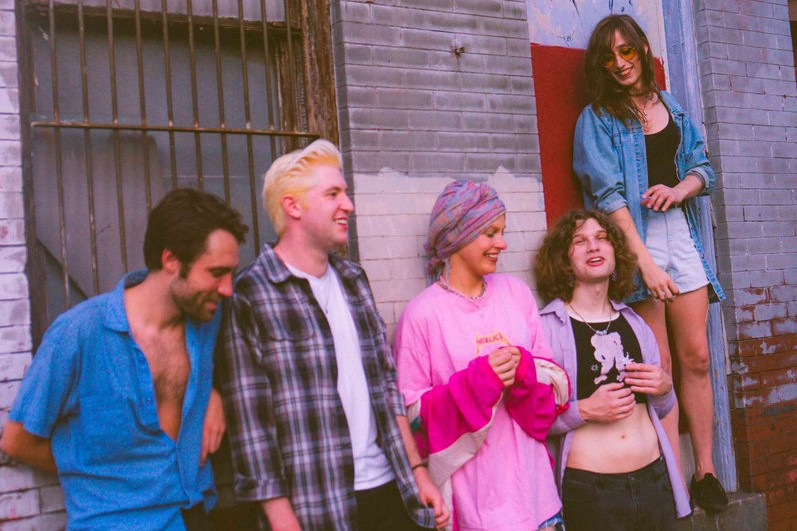 ワシントンDCのEkko Astralが、デビュー・アルバム『pink balloons』を発表、「devorah」を公開