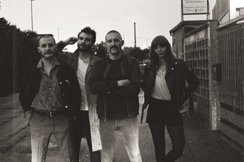 ミランのバンド、The Glutsがニュー・アルバム『Bang!』を発表、「Cade Giù を公開