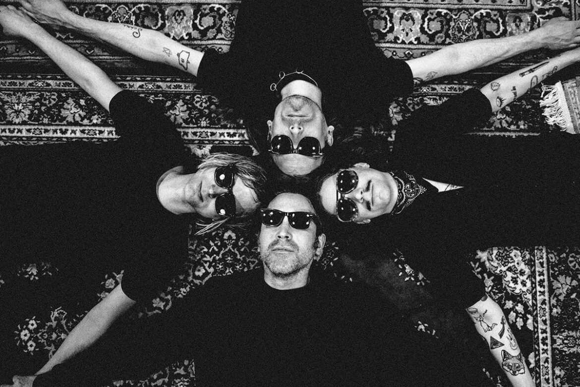 スウェーデンのサイケ・ロックバンド、The Janitorsがニュー・アルバム『An Error Has Occurred』を発表 、シングル「 Anger The World」を公開