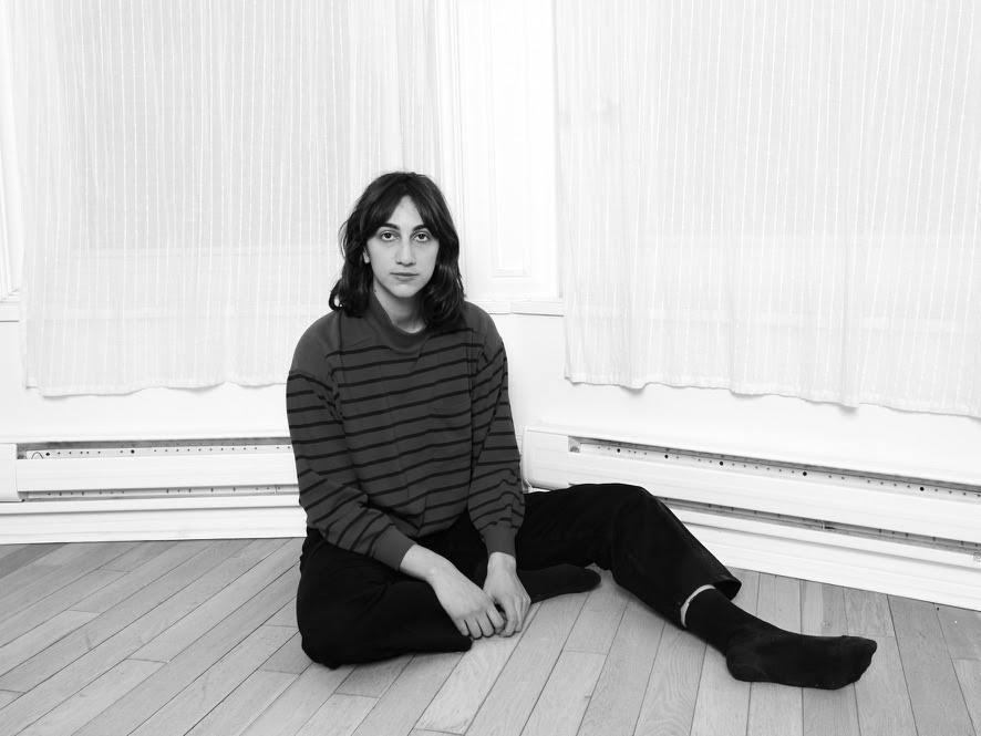 Common Holly、フォークと実験的なサウンドを融合させたデビューアルバムを発表