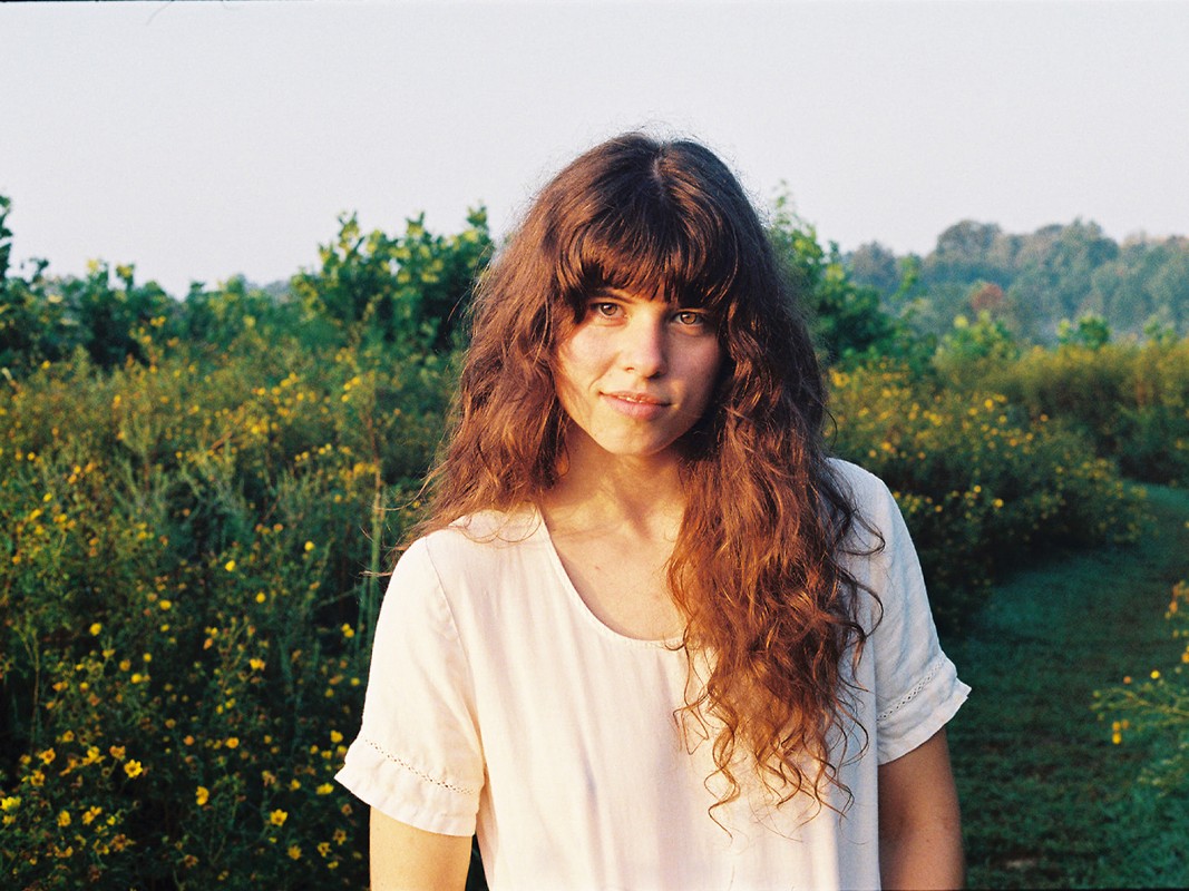 温かくも飾り気のないサウンド。Emily Hines、デビューアルバム「These Days」で自身のルーツを歌う