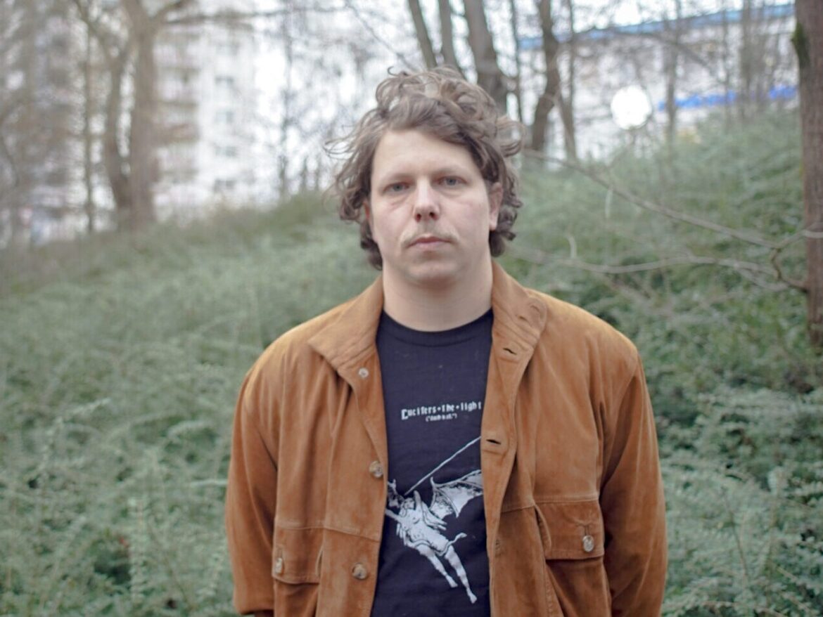 Julian Knothの新たな一面。「Unsichtbares Meer」からの先行シングル「Der Regen」