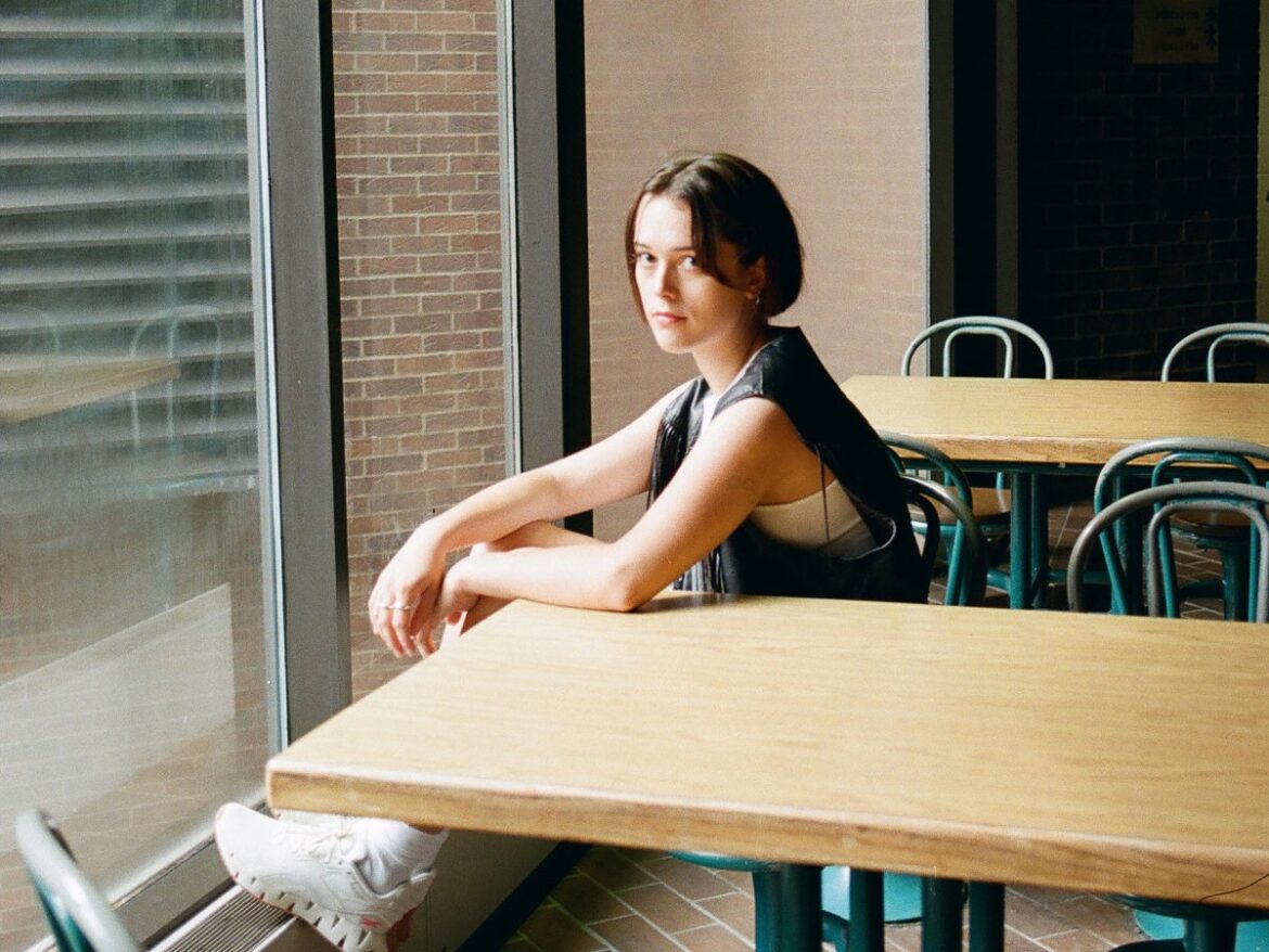 デビューLP『Nothing Dazzled』に先駆け Alicia Claraがダブルシングルで自己と向き合う