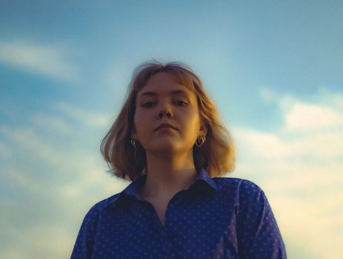 生々しくも脆弱な心の旅。「Never Again」でJess Kerberが聴かせる、飾らない歌声と繊細なサウンド