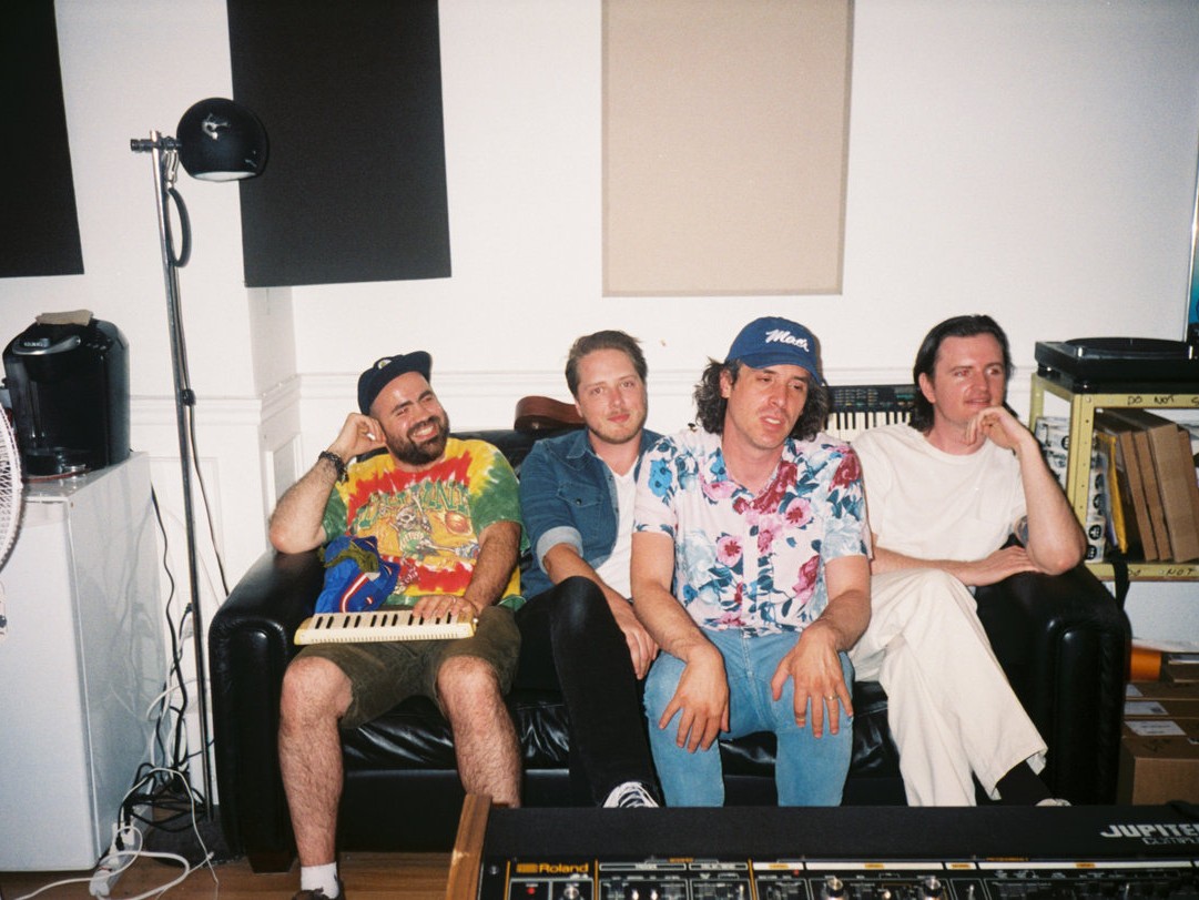 トロントの実験的サイケバンドLammping、モントリオールのロカビリーアイコンBloodshot Billとのコラボアルバム『Never Never』を発表