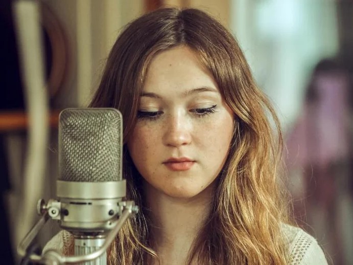 Lily Juniper、内向的な人々のためのダンスEP『After Party』から先行トラック「On and On」をリリース