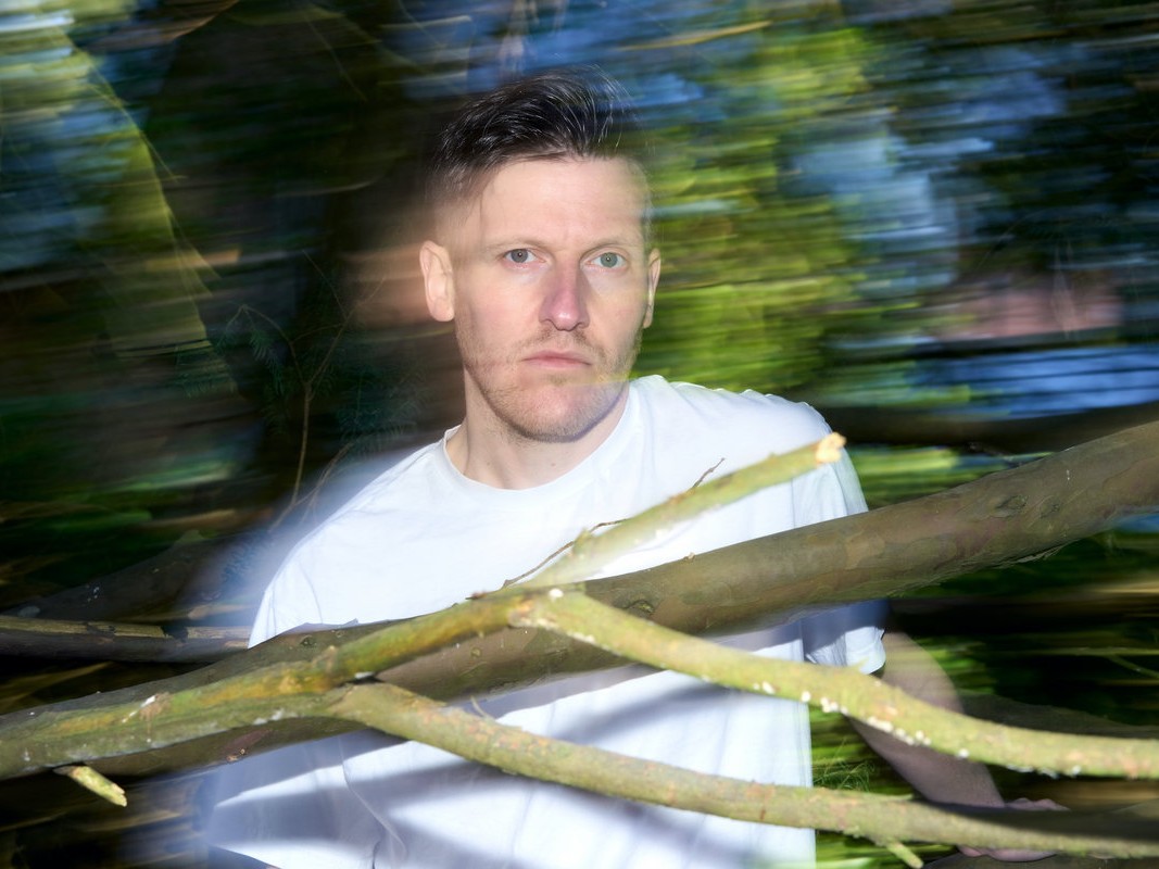 アートポップバンドDutch Unclesの主要作曲家であるRobin Richardsが、待望のソロ・デビュー・アルバム『Taproots』をリリース