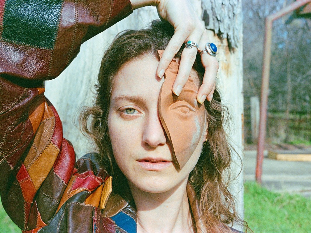 Carson McHone、自己と世界の複雑さを詩的に描く新作『Pentimento』を発表、「Winter Breaking」も公開！