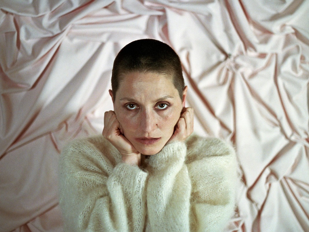 「すべてを蝕む心の痛み」から生まれたサウンド：Cate Le Bon、3年ぶりアルバム『Michelangelo Dying』と先行シングルを発表