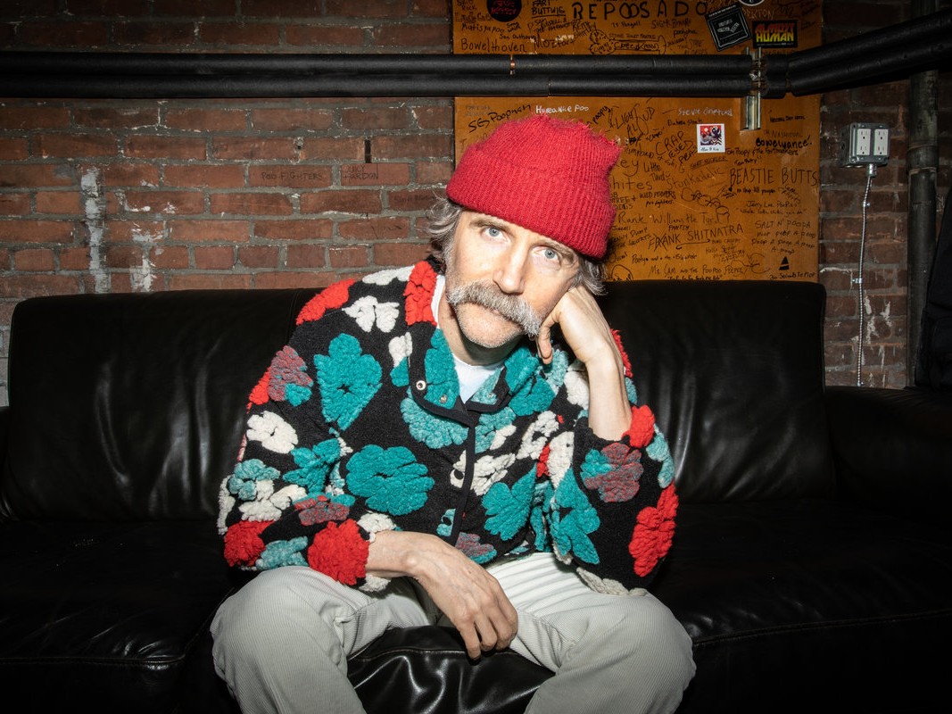 Dean Johnson、50歳にして飛躍！初のLPで「最高のソングライター」の真髄を披露