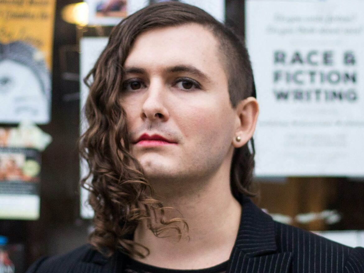 Evan Greer、DIYパンクから社会活動家へ：シングル「$5」をリリース。アルバム『AMAB/ACAB』も発表