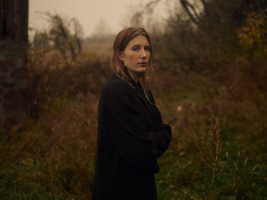 他人の悲しみの重み」を歌うGeorgia Harmer、新作『Eye of the Storm』で自身の成長を表現