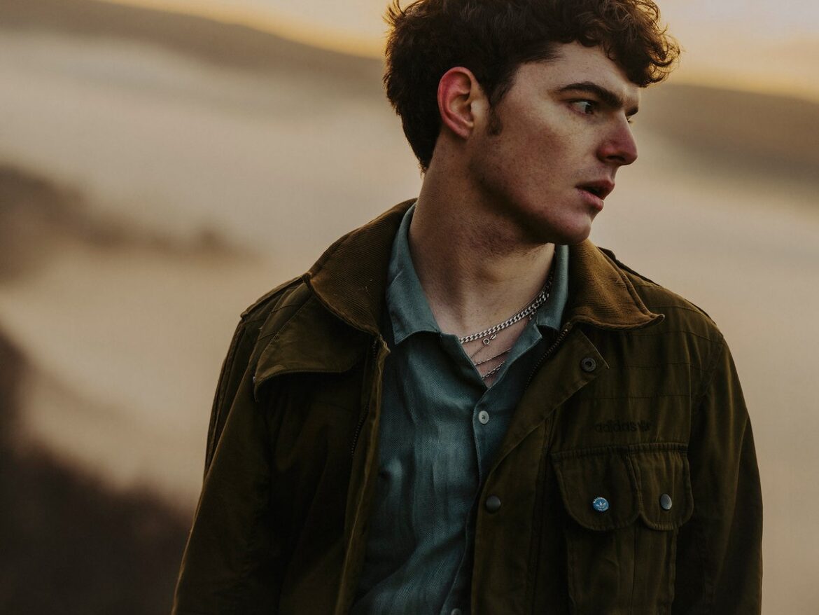 Working Men’s ClubのSydney Minsky Sargeantがソロデビューアルバム『Lunga』で新境地を開拓