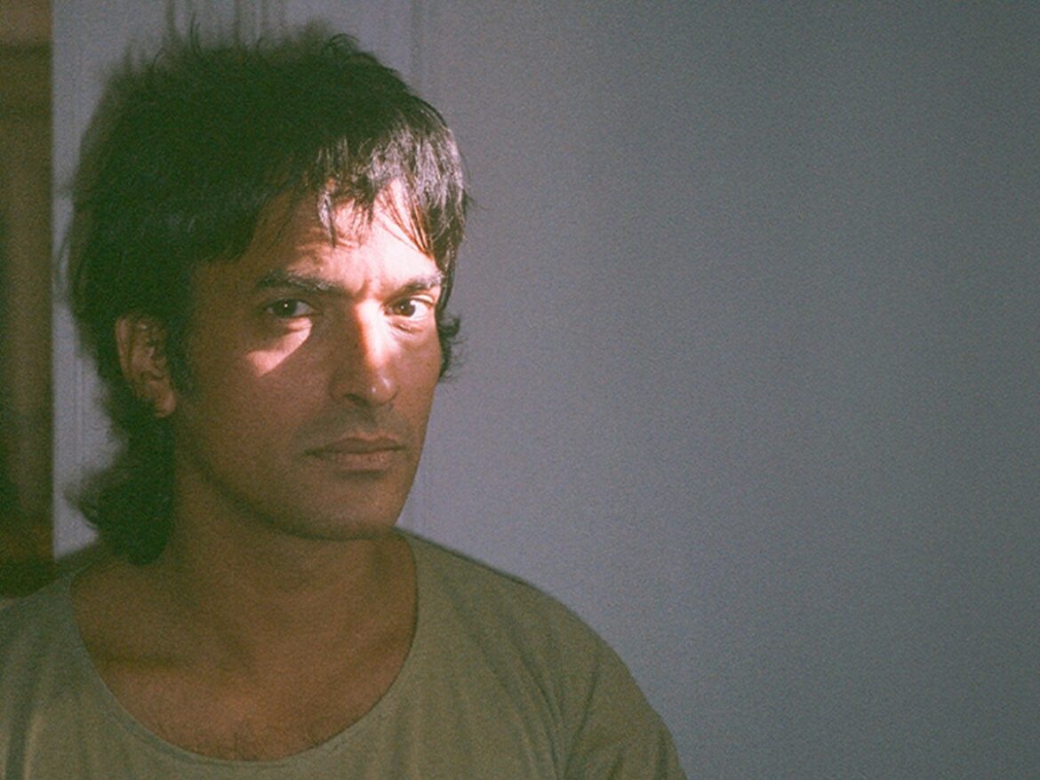 YeasayerのAnand Wilder、待望のセカンドソロアルバム『Psychic Lessons』を8月22日にリリース — 先行シングル「Bog People」で魅せる、目まぐるしいサイケポップの新境地