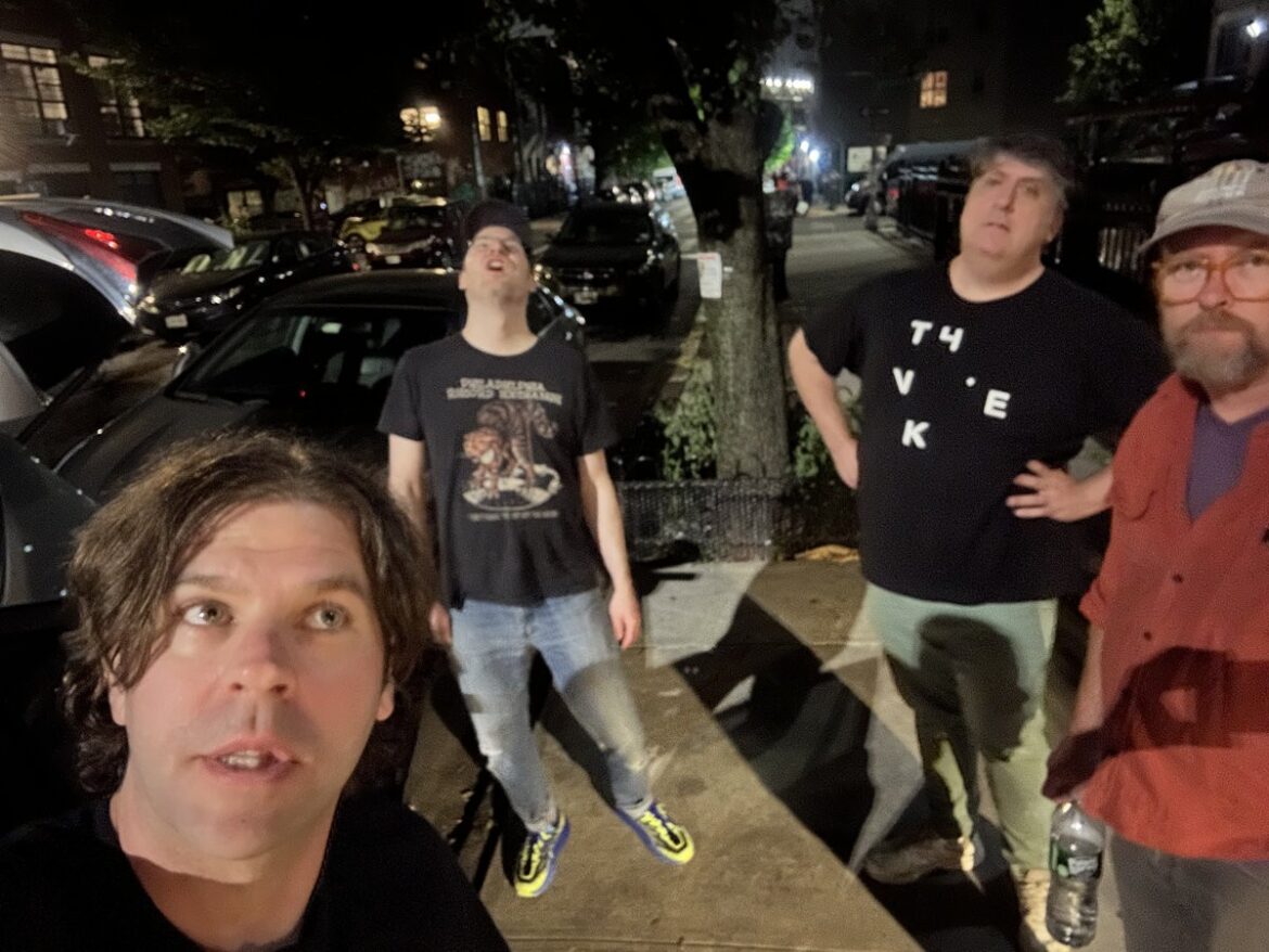 Huevos II、Luxor Rentalsらのメンバーによる新プロジェクト、Creative Writingが示す円熟のソングライティング。「Can’t Thank You Enough」で、移りゆく感情と日常を詩的に描く。