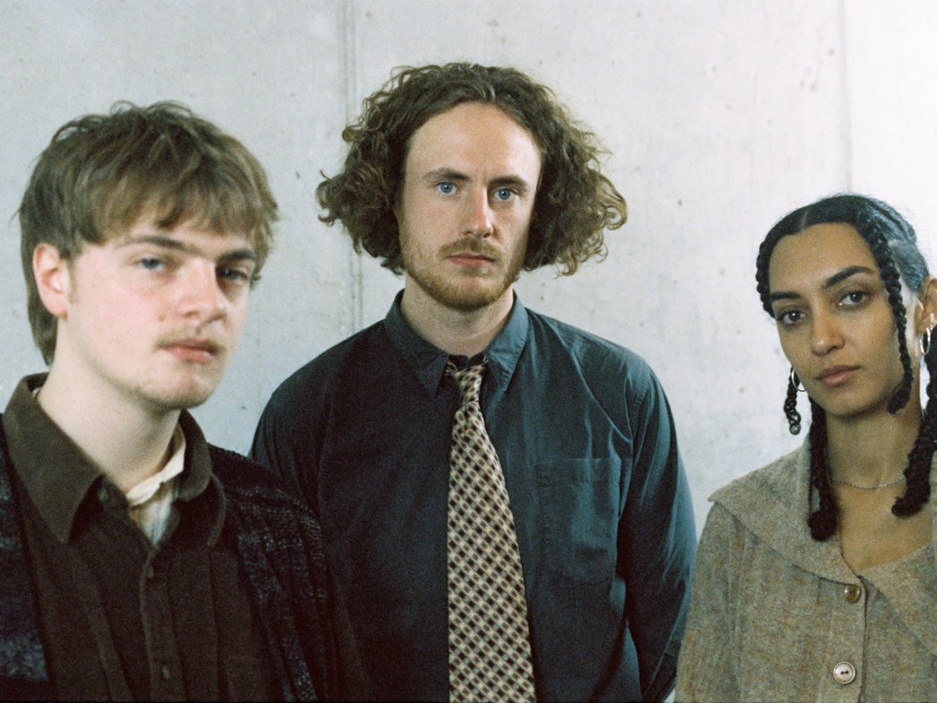 ロンドンのジャズトリオ Flur、待望のデビューアルバム『Plunge』をリリース！現代クラシック、フリージャズ、アンビエントが織りなすサウンド