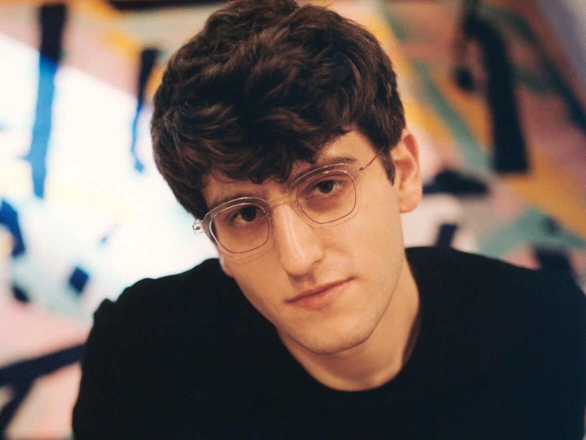 Gideon Broshy、デビューアルバム『Nest』から「Crumple」を先行公開。即興と電子音楽が織りなす緻密なサウンドスケープ