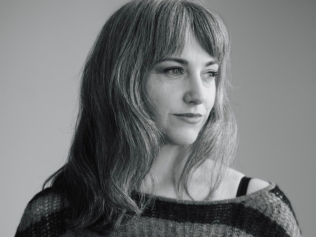 唯一無二の歌声とフィドルが織りなす感情の旅路――INNI-K、最新アルバム『Still A Day』で、最も創造的かつ感情豊かな世界観を披露。