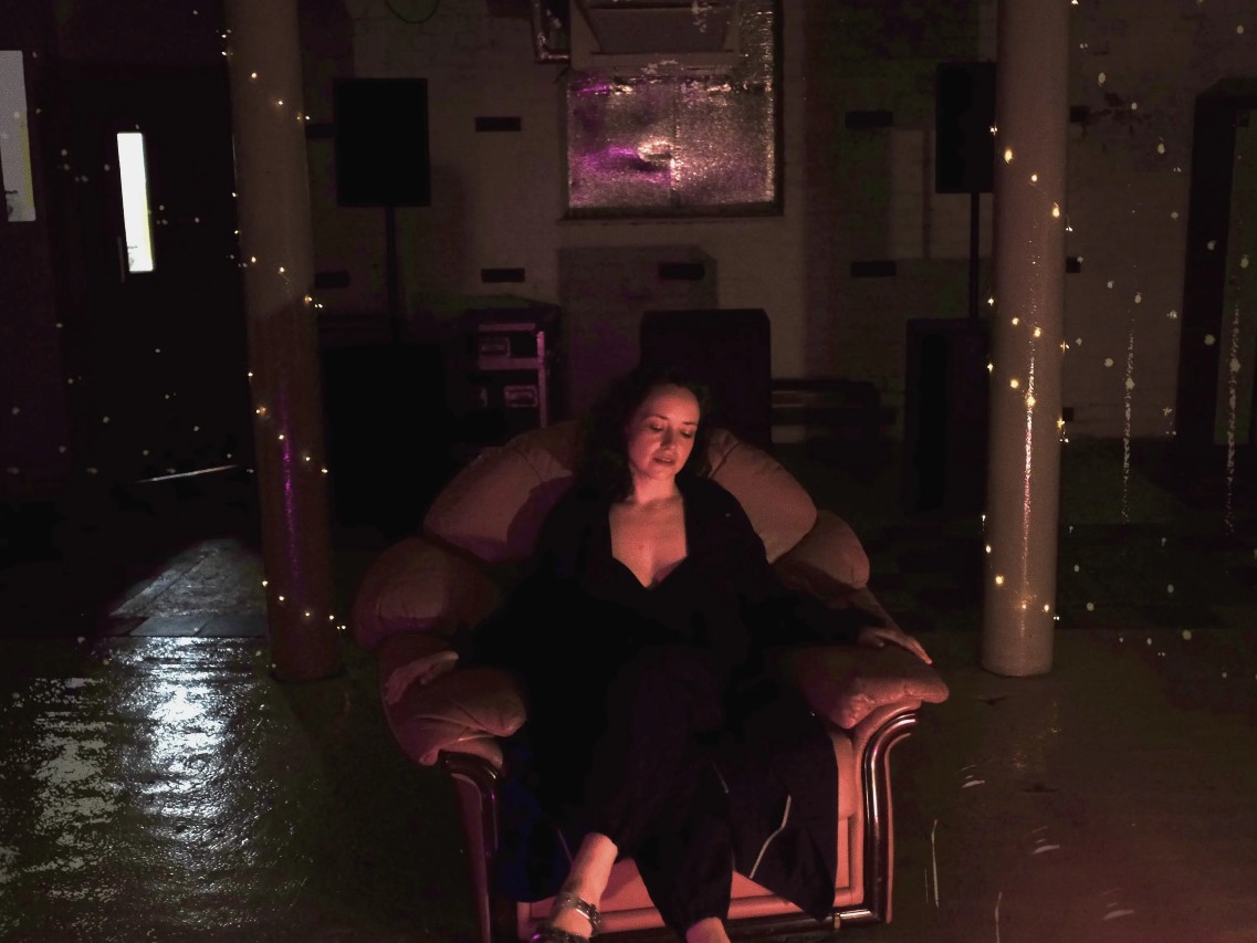 Laura Groves、新作EP『Yes』をリリース：内省的な「Deep Blue」も先行公開