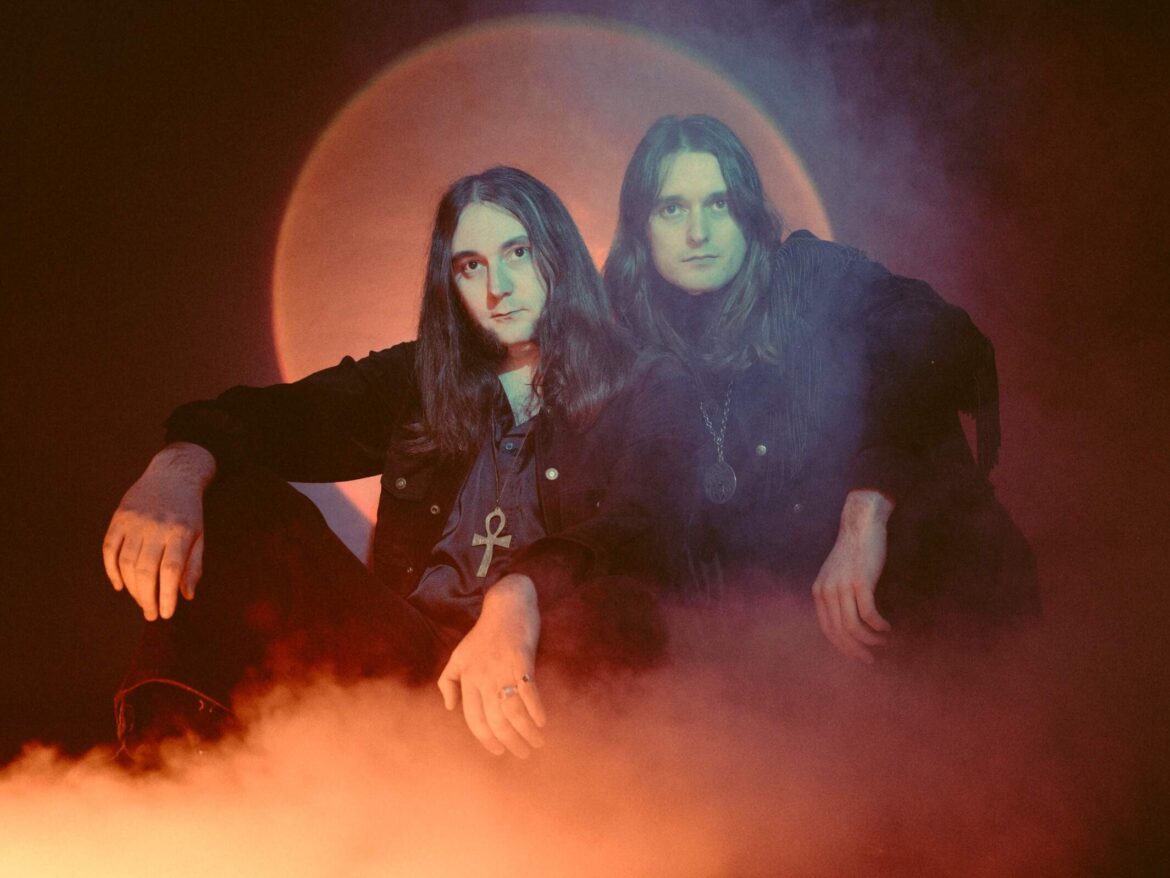 Moundrag、兄弟デュオが放つ渾身のプログレッシブ・ハードロック！ 70年代プログレのDNAを受け継ぎつつ、唯一無二の世界観を築く新作『Deux』を引っ提げ登場。