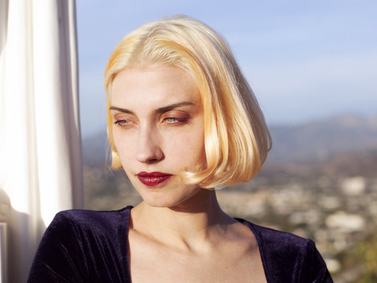 Molly Nilsson、新作「Amateur」で「愛」と「アマチュアリズム」を再定義。自身のキャリアを象徴する、感情あふれる渾身の一作