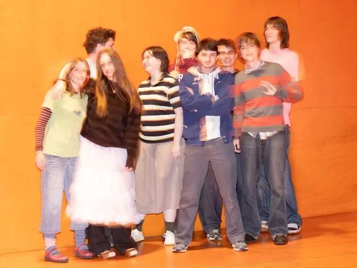 Mouseatouille、ポップと不協和音が織りなす、9人組アンサンブルのユニークなサウンド。5年間の無計画な制作から生まれた、遊び心あふれるデビュー作