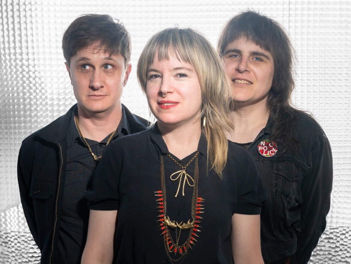 フロントウーマンの壮絶な経験が原動力に。Street Eatersが語る、現代社会の傷を縫合する渾身のアルバム『Opaque』。