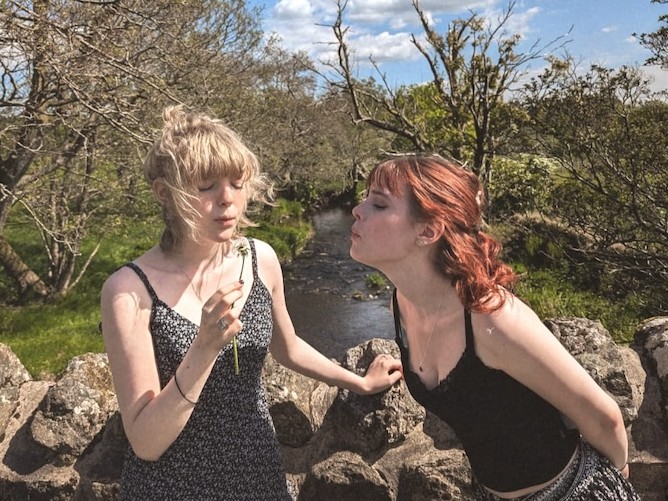 スコットランドの姉妹デュオ The Cords、デビューアルバム先行シングル「Fabulist」で痛烈な社会描写と魅惑のインディーポップサウンドを披露