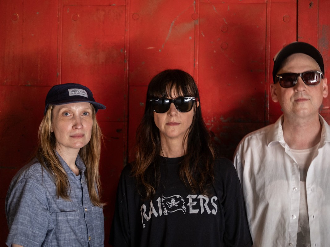 Aitis Bandが描く「儀式的な殺人」というホラー映画のアイデア：混沌とした楽曲と映像が織りなす、スリリングなポストパンクの世界観