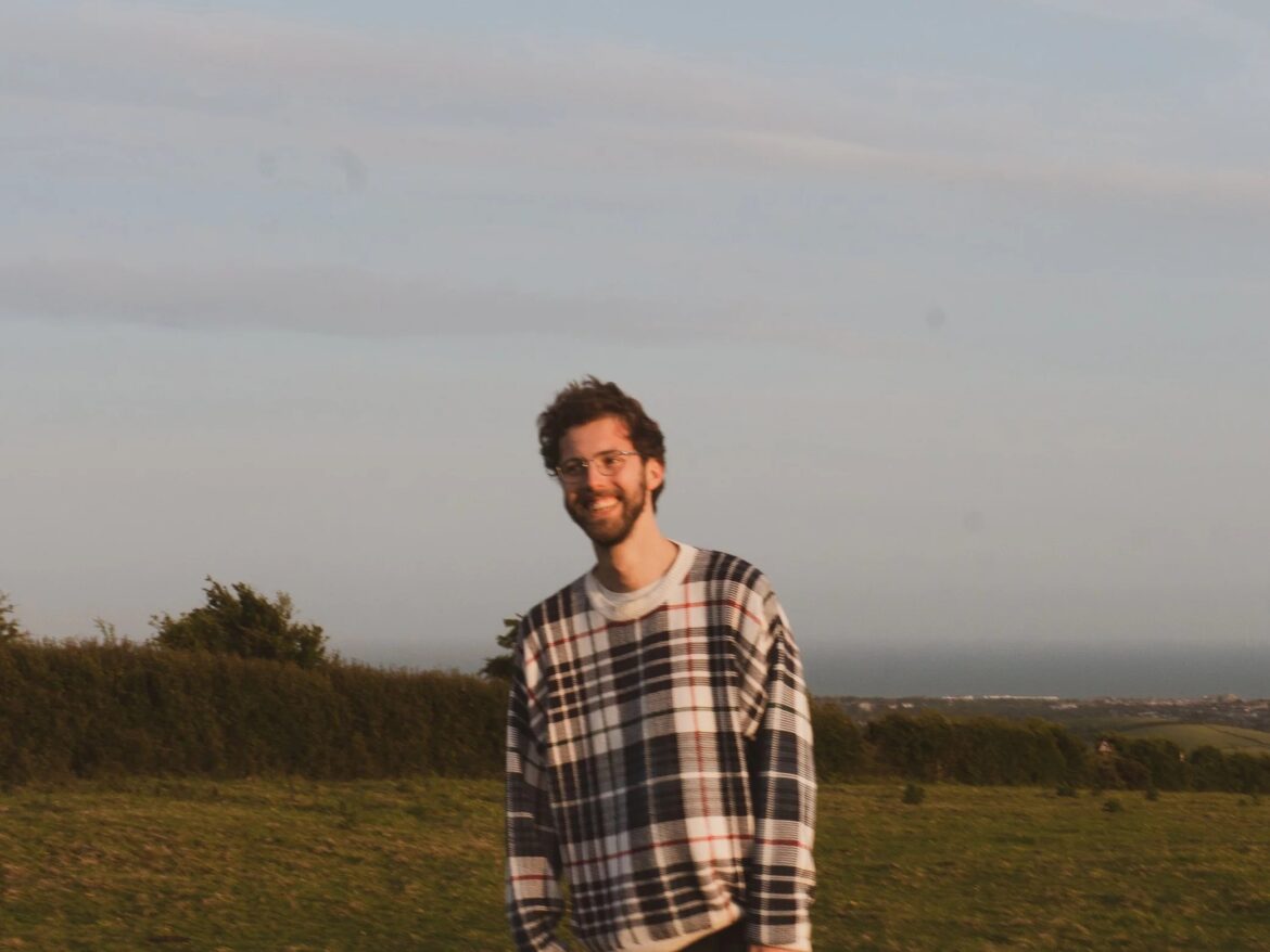 懐かしきコーンウォールの風景を辿る旅：Archie Sagersがセカンドアルバムで描く、記憶と変化の物語