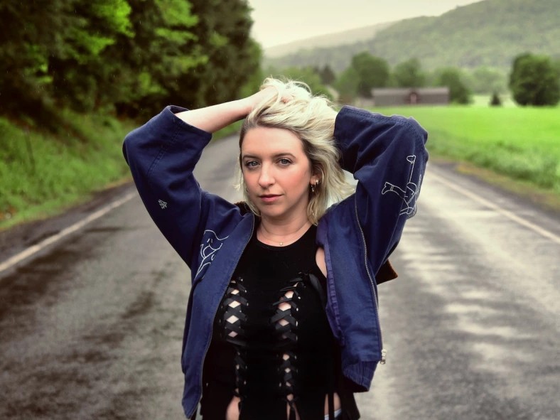 8年間の沈黙を破り、Casey Dienelが語る自己との葛藤：愛と創造性を巡る挑戦の旅路、ニューアルバム『My Heart is an Outlaw』