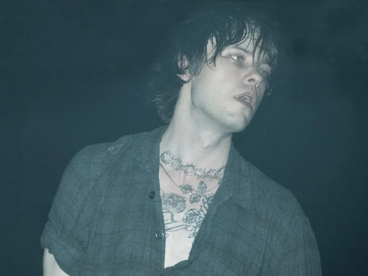 IceageのElias Rønnenfeltが、ソロアルバム『Speak Daggers』を発表：ブルージーな先行シングル「USA Baby」で新たな世界観を提示