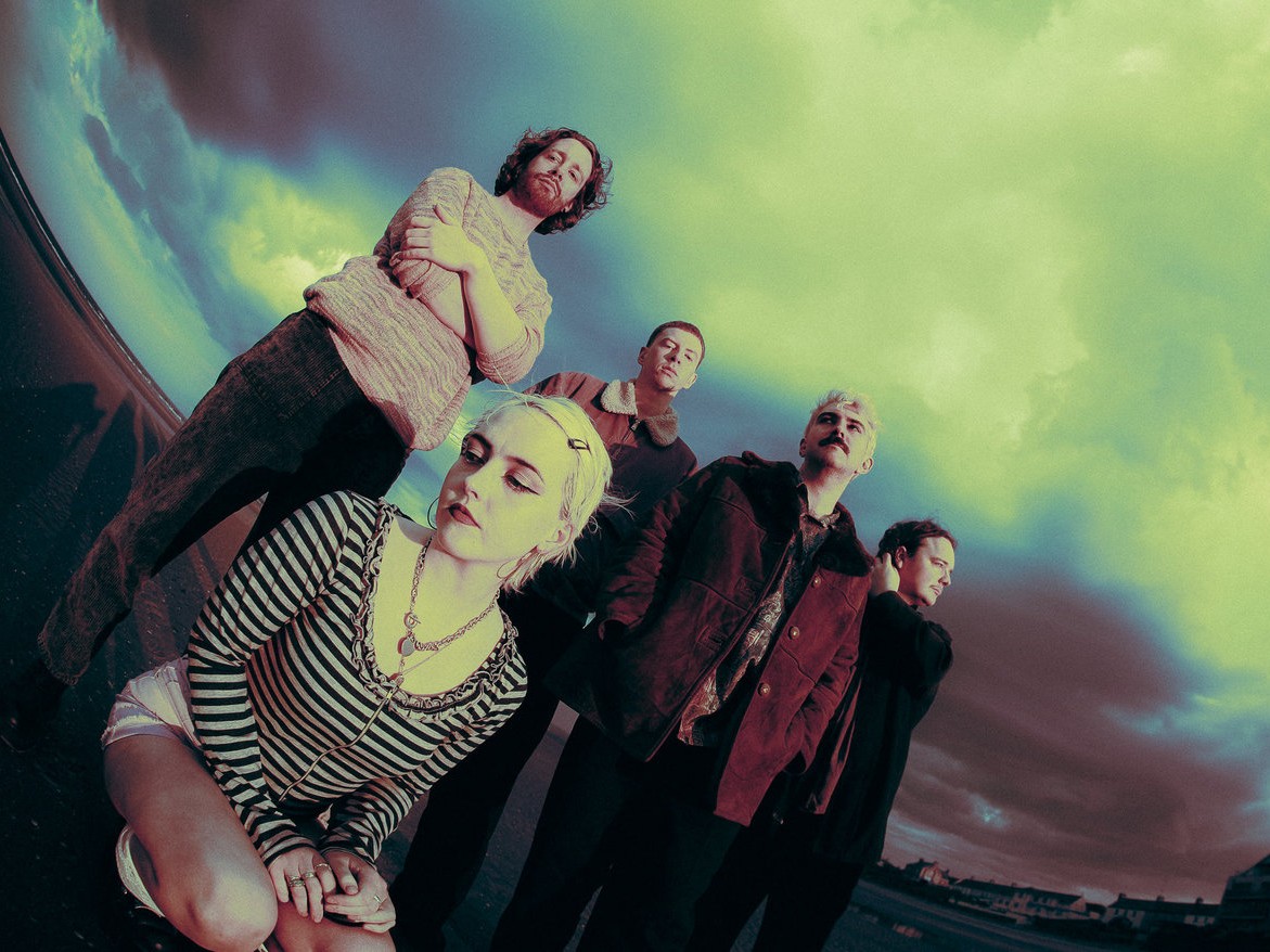 光と陶酔へと向かう新たなフェーズ：Just Mustard、アルバム『WE WERE JUST HERE』で描く幸福への葛藤