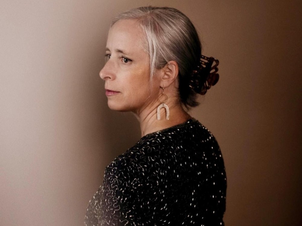 Laura Veirs、キャリアのハイライトをライブ盤で発表──フランスの合唱団との奇跡的なコラボレーション