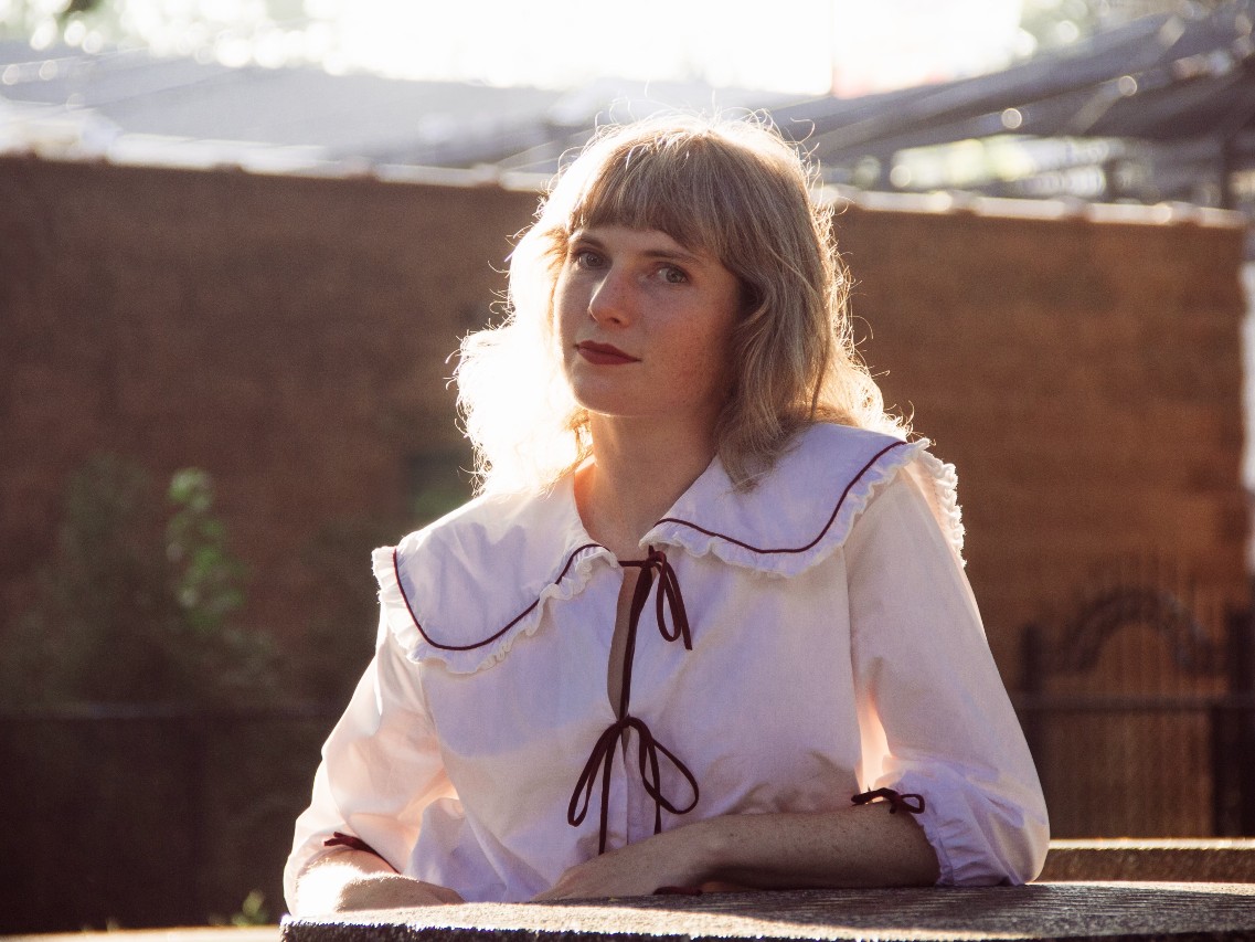 悲しみを乗り越える力としての音楽：新鋭Lillian King、心を揺さぶるデビュー作をリリース