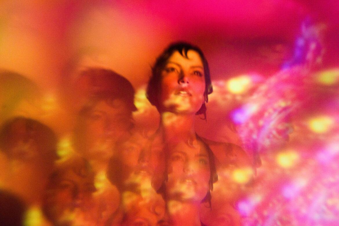 Maura Weaverが辿り着いた自己肯定の境地：ソロ2作目『Strange Devotion』にみる、傷と再生の物語