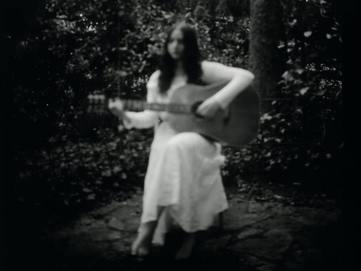 Devin Shaffer、運命的なギターとの出会いから生まれた傑作──不確かな世界で「忍耐」を歌う、初のスタジオアルバム