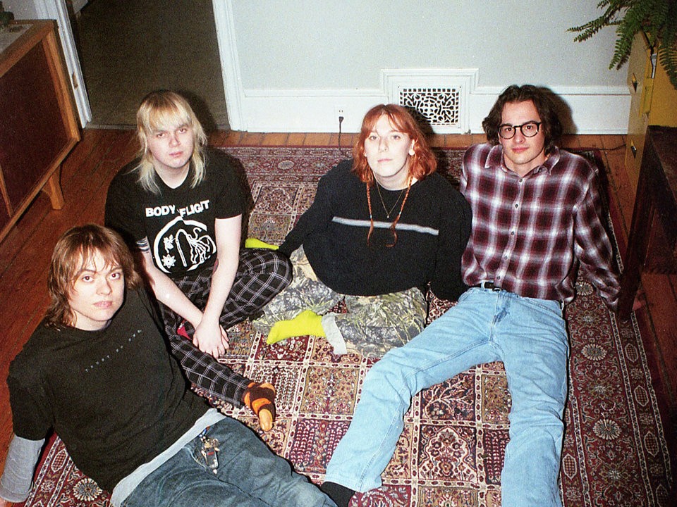 Hannah Judgeが紡ぐ等身大のサウンド：fanclubwallet、DIY精神とコミュニティ愛を込めた待望のセカンドアルバム『Living While Dying』をリリース