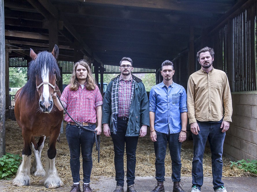 Brutalligators、ニューアルバム『Still Here』を発表：人生のすべてを受け入れるクィア・インディーパンク・ラブレターは、生きること、アイデンティティ、そして前進を力強く歌い上げる