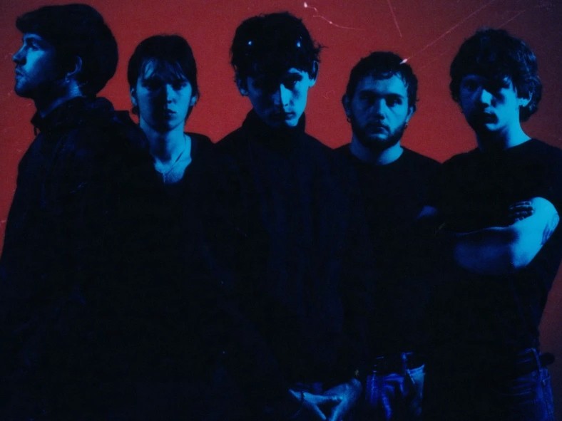 Cardinalsが描く「仮面」の裏側：デビューアルバム『Masquerade』で探る脆弱性とシニシズム