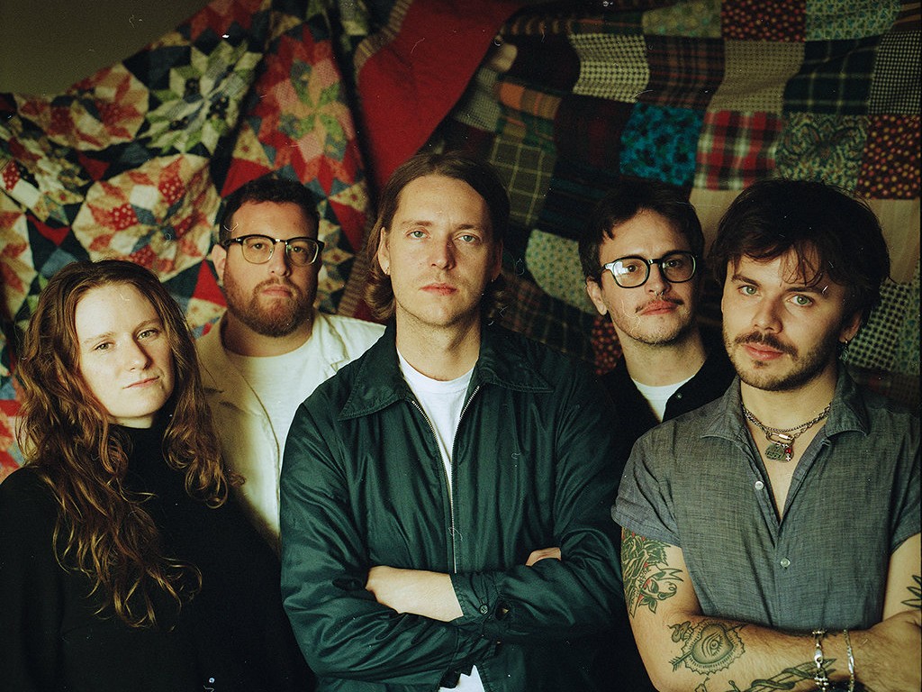 シカゴのポストパンクバンドDendrons、待望の新作『Indiana』を発表：2年間かけて磨き上げた緊張感あふれるサウンド