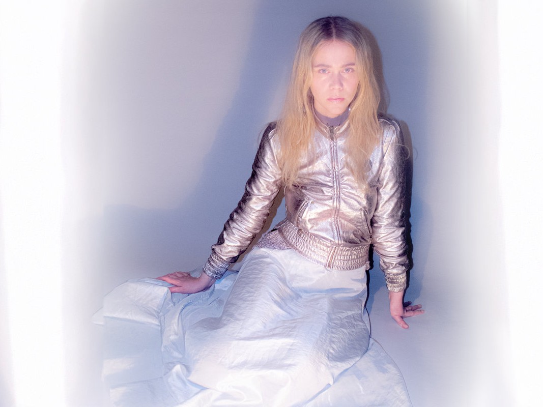 ノルウェーの才能Ida Stein、待望のデビューアルバム『Bring It On』をリリース：エレクトロニカ、ジャズ、オルタナティブ・ポップを融合し、個人的な力と社会への問いかけを掲げる