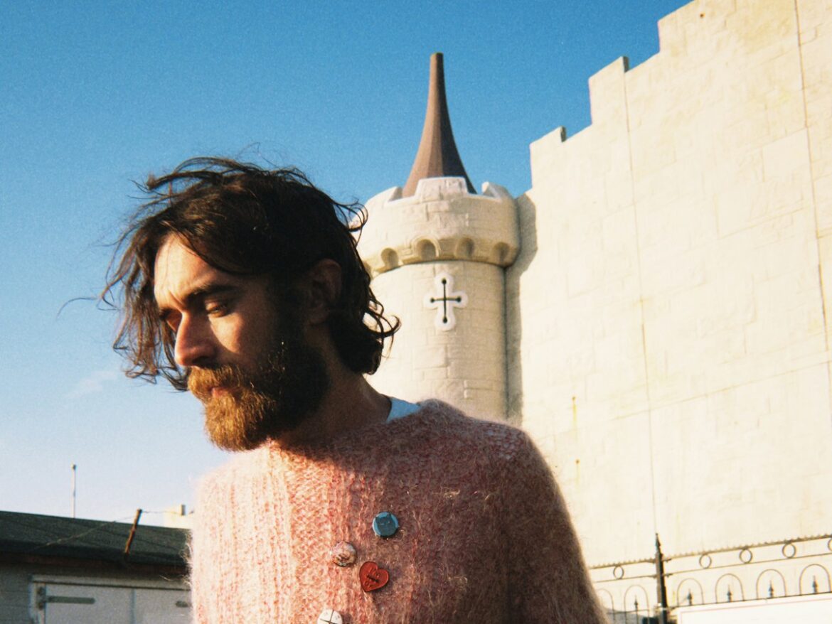 「人生を乗り越えられていないことへのフラストレーション」から生まれた傑作：Keaton Henson、新作『Parader』で新たな自己受容と音楽的アイデンティティを確立