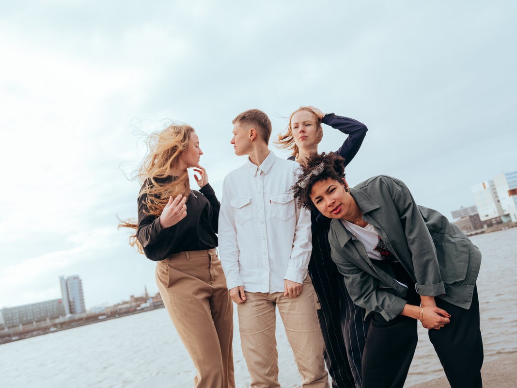 アムステルダムのインディーロックバンド Loupe、全曲一発録りの意欲作『Oh, To Be Home』から、文化的アイデンティティと帰属の探求を歌う先行シングル「Not Alone」をリリース