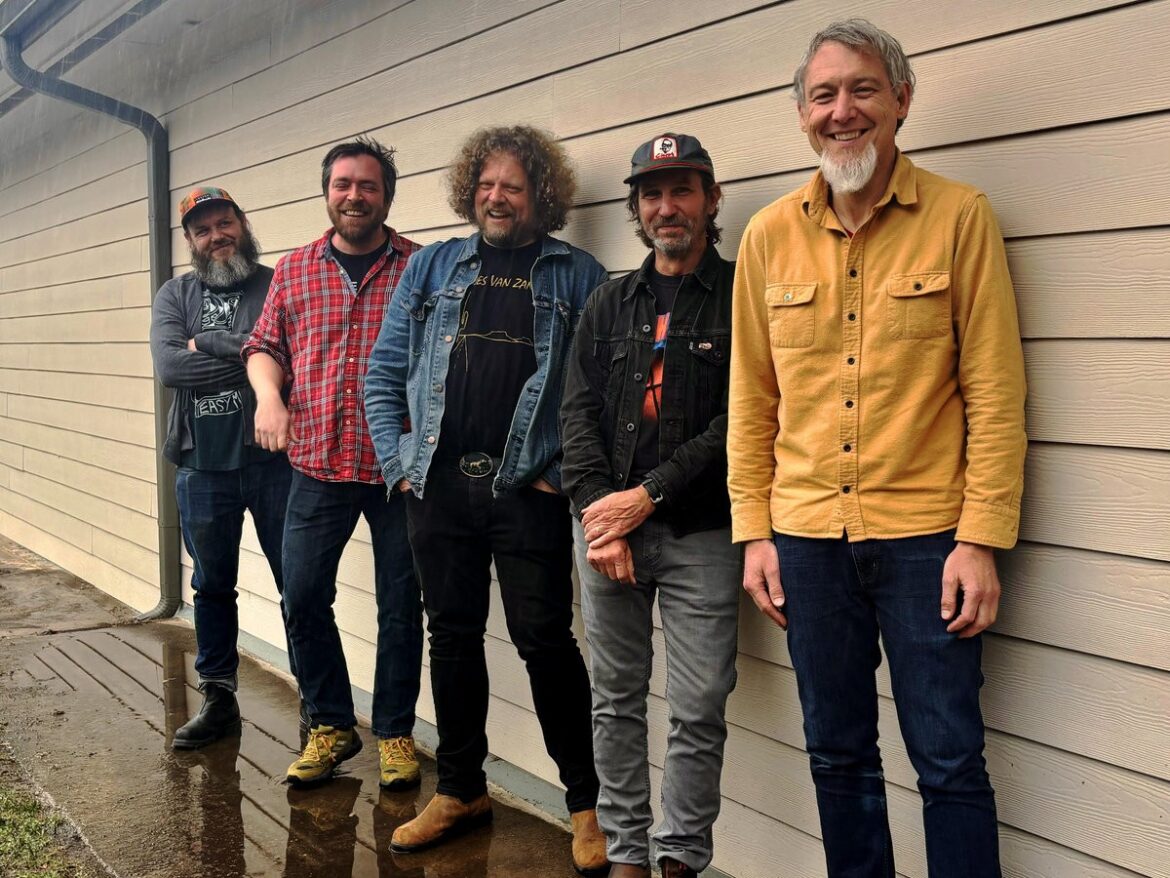 Will Johnson と Jason Molinaが率いていたMagnolia Electric Co. のメンバーが新バンドを結成