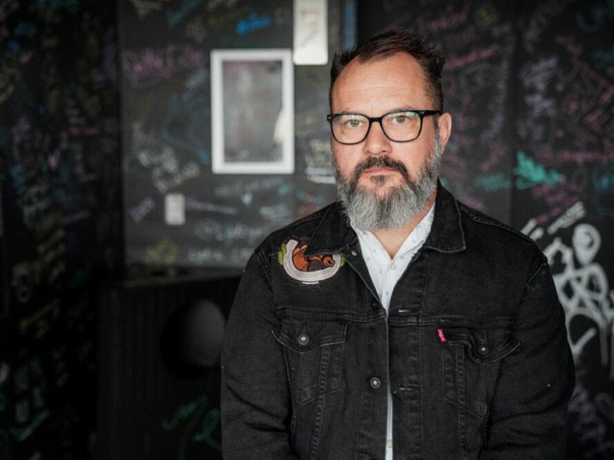 The Get Up KidsのMatt Pryorが7作目のソロアルバム『The Salton Sea』をリリース 「冬はブラックアウトだった」―人生の最も暗い時期を赤裸々に描いた、個人的なストーリー