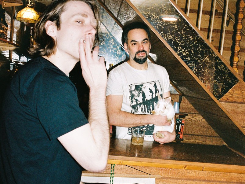 Odonis Odonis、インダストリアルからオルタナティブ・ロックへ：原点回帰の新作で新境地を開拓。80年代・90年代のレジェンドたちにオマージュを捧げる