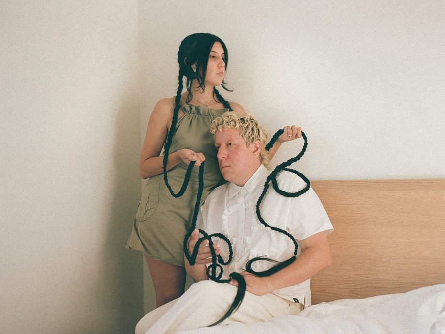 ディストーションが轟く新曲「LUCKY8」：Ribbon Skirtが示す、デビューアルバム『Bite Down』のサウンドの進化