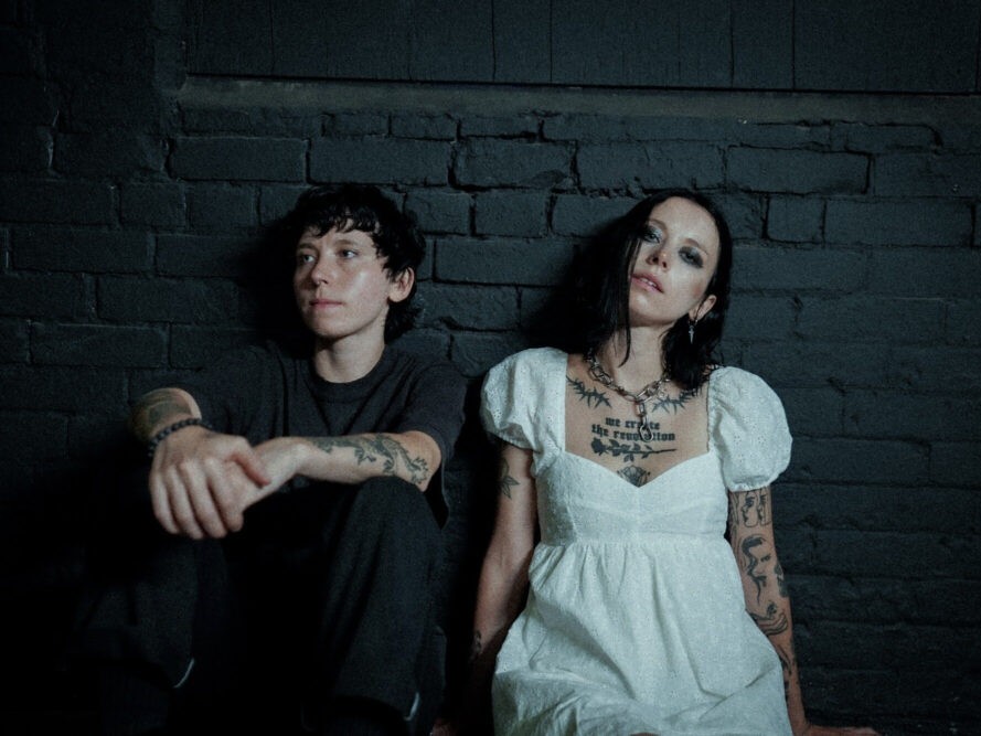 Softcult、待望のデビューアルバム『When A Flower Doesn’t Grow』を来年リリースへ。新曲「16/25」で、若い女性を理想化する男性の支配欲と「認知的不協和」を告発